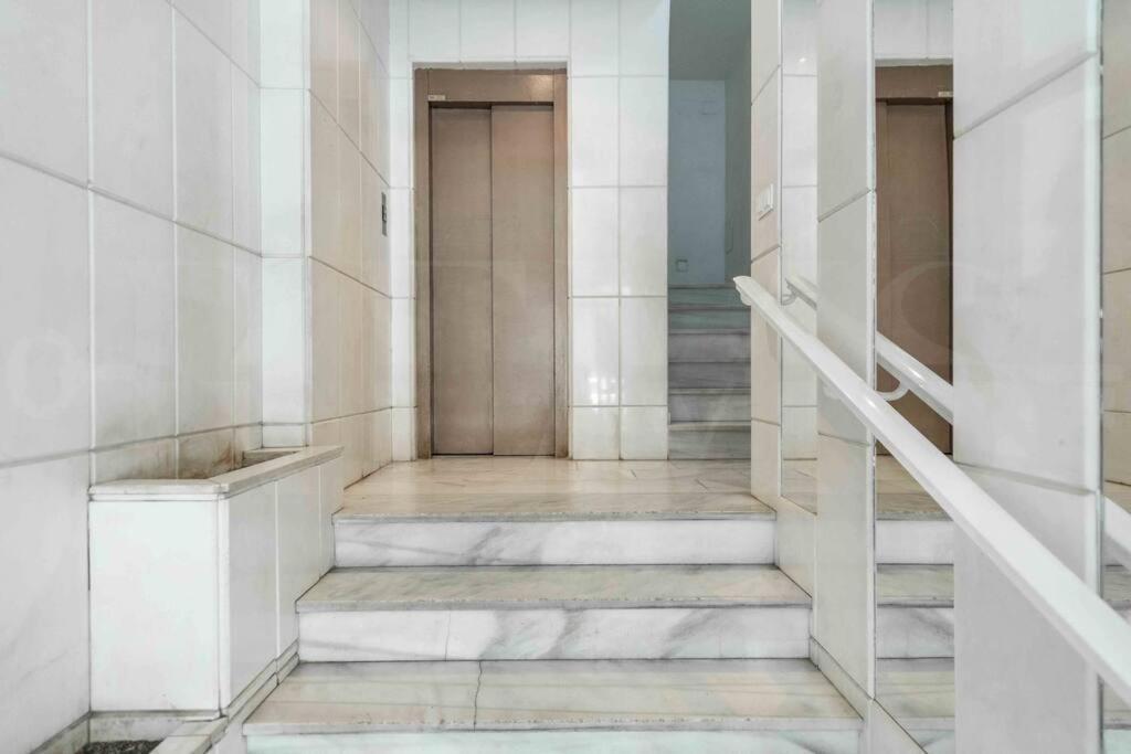 Spacious & Authentic Apartment By Rems マラガ エクステリア 写真